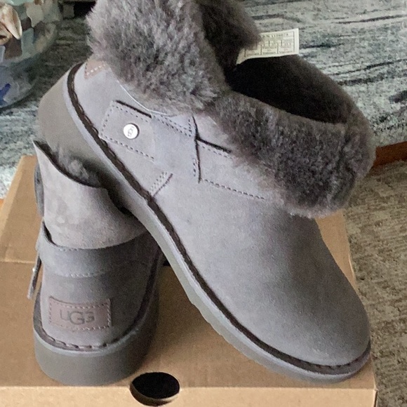 UGG ZARIYAH CHARCOAL ANKLE BOOTS - Picture 4 of 15